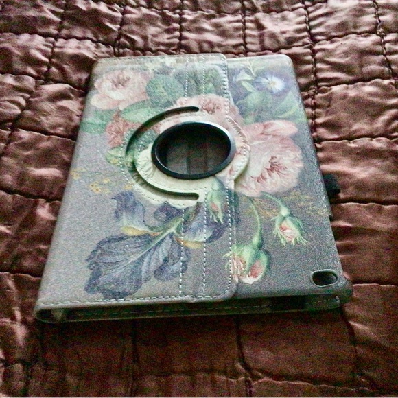 I ipad cover and a iPhone Stand. - Picture 2 of 10